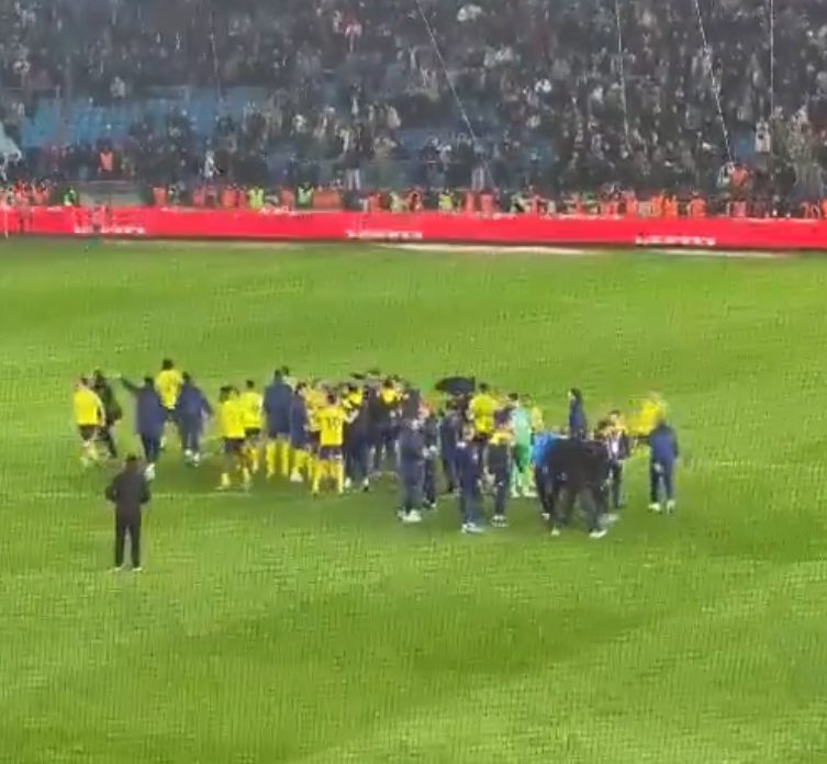 incisozluk's tweet photo. Solda 4 Kasım 2023’de ligin ilk yarısında oynanan Fenerbahçe - Trabzonspor maçı sonrası sevinç

Sağda ise 17 Mart akşamı oynanan Trabzonspor - Fenerbahçe maçı sonrası sevinç

Trabzon halkının bu derece öfke kontrolü olmamasının nedeni nedir? https://t.co/UjFW3TI81i