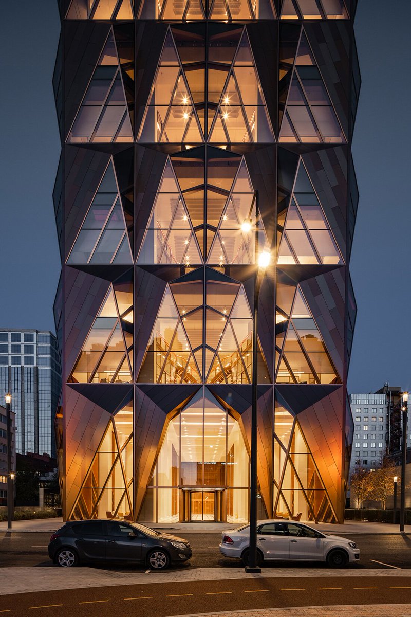 здание, которое меня будоражит.  штаб квартира медной компании в екатеринбурге