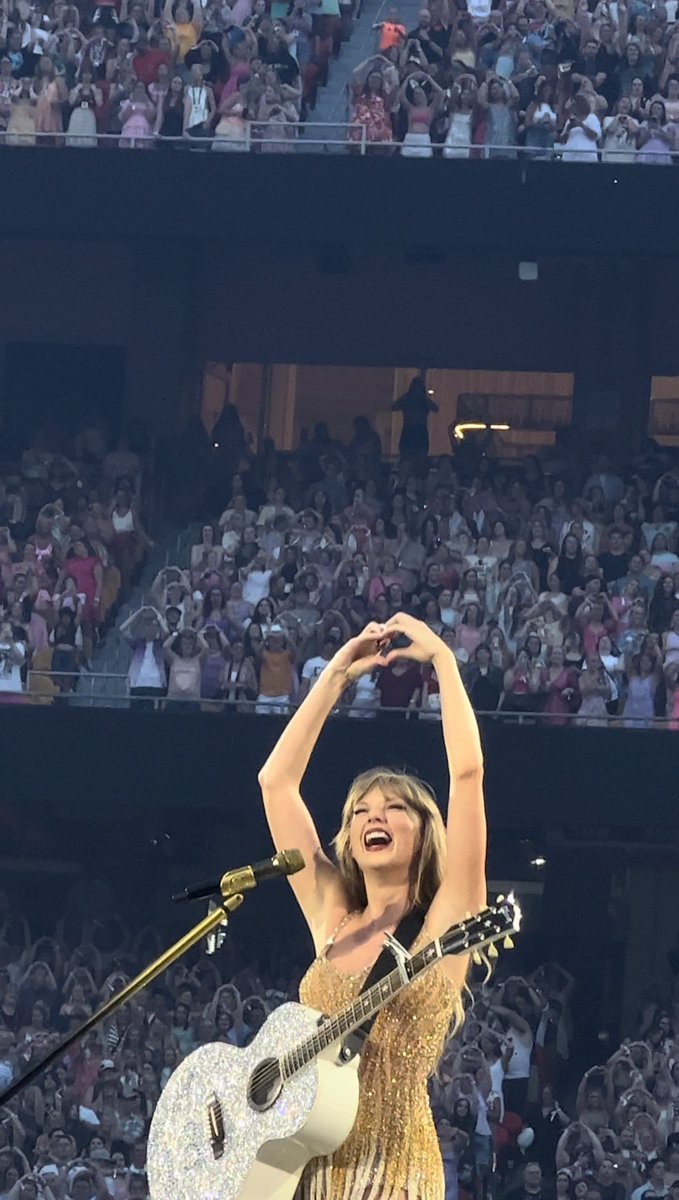 may_bombria's tweet photo. @taylornation13 @taylorswift13 One Year of The Eras Tour 🫶💚💛💜❤️🩵🖤🩷🩶🧡💙🤍 #1YearOfTSTheErasTour https://t.co/ScI8GWp1ER