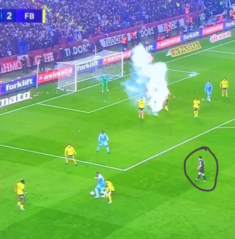 CgtyTopcuoglu's tweet photo. İsmailin elinde meşale varken hakem görüyor ama oyun sürüyor ve Trabzon lehine faul veriliyor o top gol oluyor fıkra gibi 😂 https://t.co/w64rAlXjER