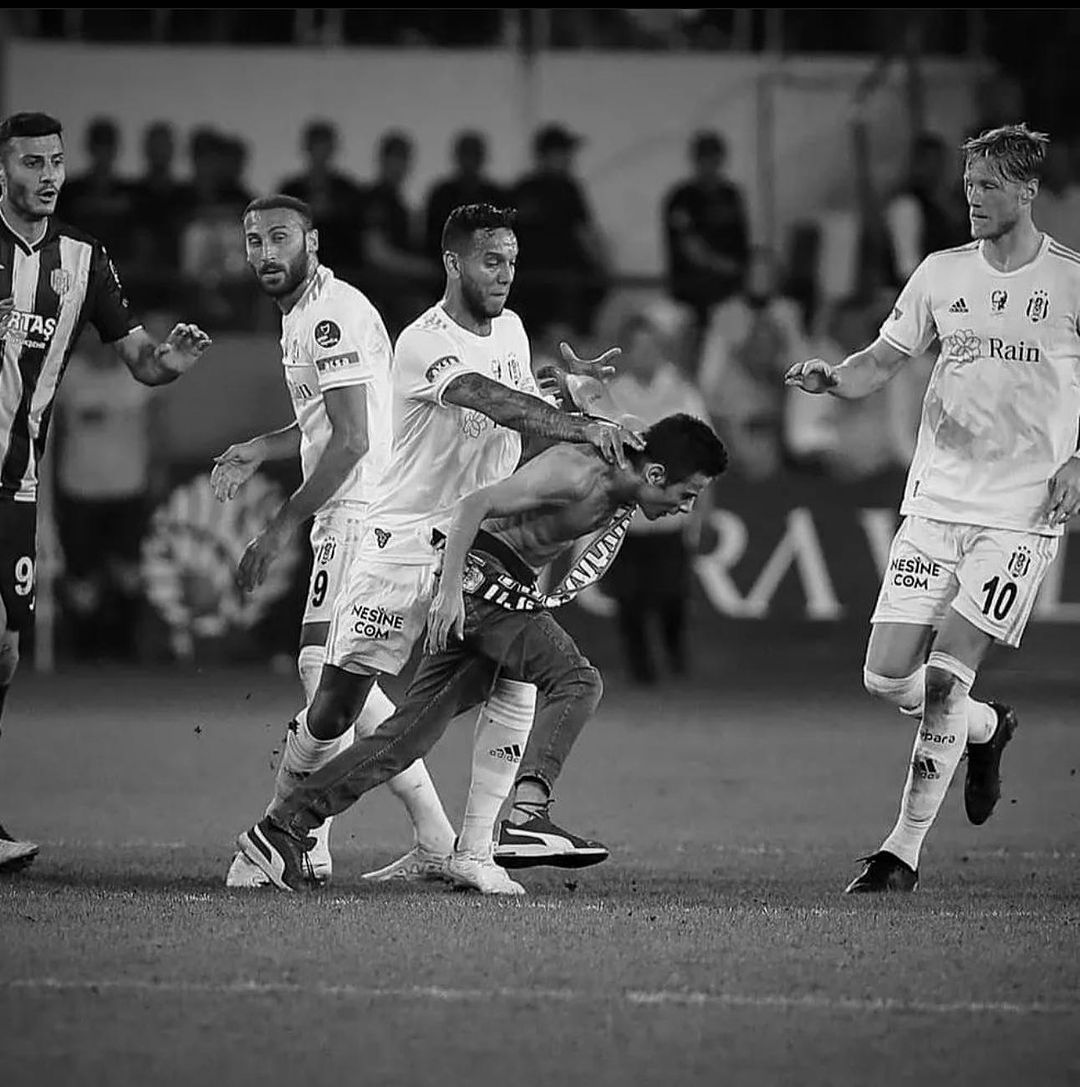 Josef de Souza'nın paylaşımı: 'Bugün Fenerbahçeli oyuncuların onurlandırılmasını, taraftarların ağır şekilde ceza almasını isterim. Birçok Fenerbahçe taraftarı, takım arkadaşlarımı savunduğum için cezalandırılmamı istemişti. Bugün onların yüzlerini görmek isterdim!'