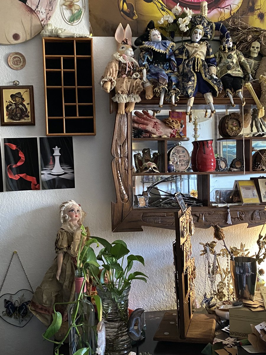 tpwkhanna's tweet photo. @reggiewebber don’t mind the chunks in the tank lmfao one of my plants is dying and leaving a goo 🤣 but i love just having plants in jars of water all over my room bc for some reason all my plants die if they’re in dirt 😭😭 https://t.co/etRaNArK5T