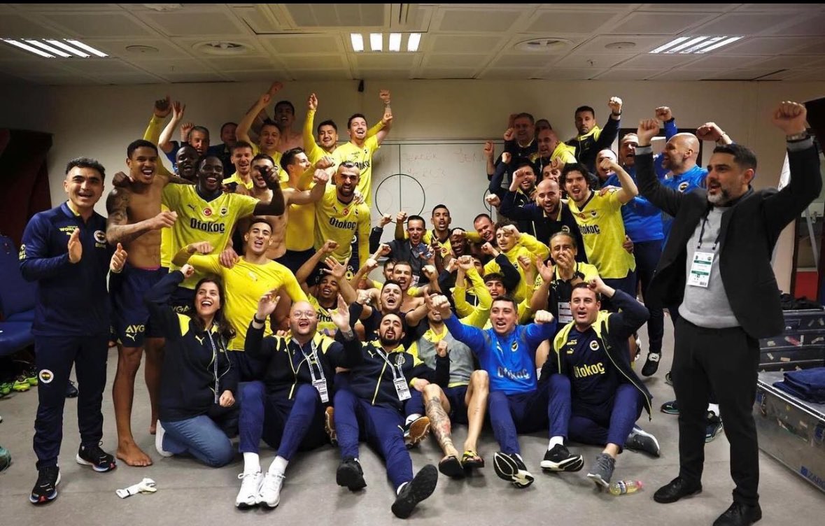 1907tunc's tweet photo. Maçta yenmiş Kavgada yenmiş Galibiyet Pozu 💛💙💪 #Fenerbahçe https://t.co/14Wy3tgNcO