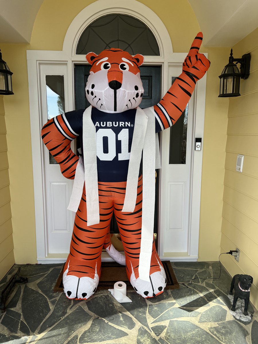 ClydeDavid19's tweet photo. A front porch in Columbia, SC. https://t.co/xNCRP9hvM8