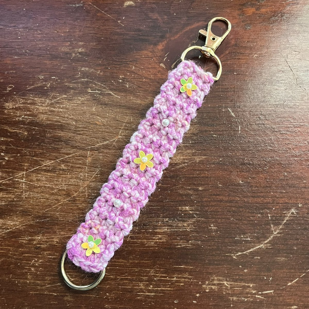 MDMaisonShopATX's tweet photo. Been making a lot of keychains lately 🔑 https://t.co/dySygCk21A 🧡 #crochet #CrochetKeychains #EtsyShop #EtsySeller #EtsyFinds #SmallBusiness #SmallBizSunday https://t.co/6vpXsmzjhx