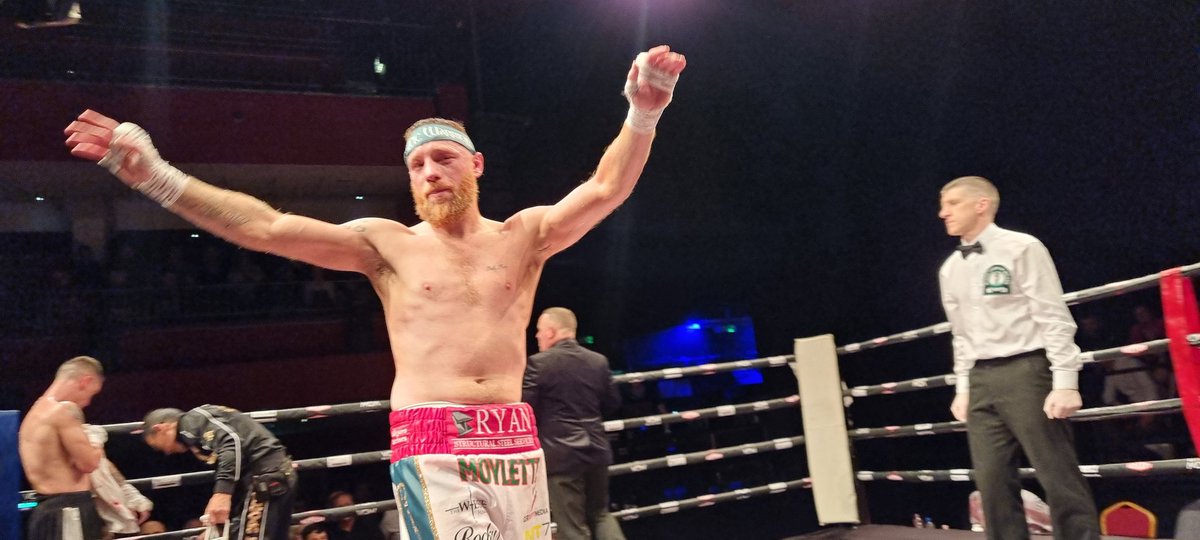 Sugar Ray bows out with a win in Castlebar @raymoylette was dropped in the 2nd, badly hurt in 5th but rallied in last 3 rounds to sneak a farewell victory on points 76-75 There isn't a dry eye in Castlebar as their local hero calls time on his career