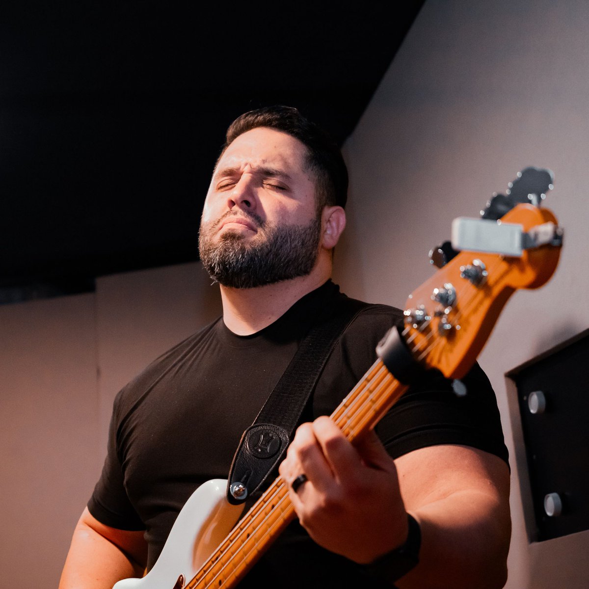 Mi amor persiste, desafía lo natural
Trascendiendo el tiempo y el espacio sideral
.
▶️ youtube.com/@RevoluzionEst… 
🎶 revoestereo.com