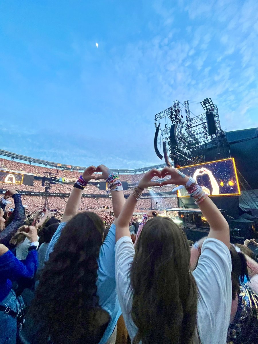 RubySchechner's tweet photo. @taylornation13 @taylorswift13 Been a year but we’re still throwing our hand hearts up whenever we can 🫶🏼 #1YearOfTSTheErasTour https://t.co/OdZ6zDIKa4