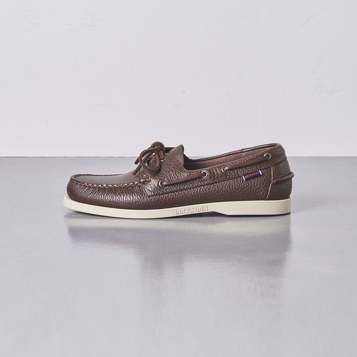 UNITEDARROWS's tweet image. ★PRE ORDER★

#SEBAGO の名を世界に知らしめたデッキシューズ「ドックサイズ」を、足馴染みのよいシボ革で別注。また、同色のシューレースで上品な印象に仕上げました。

#ユナイテッドアローズ