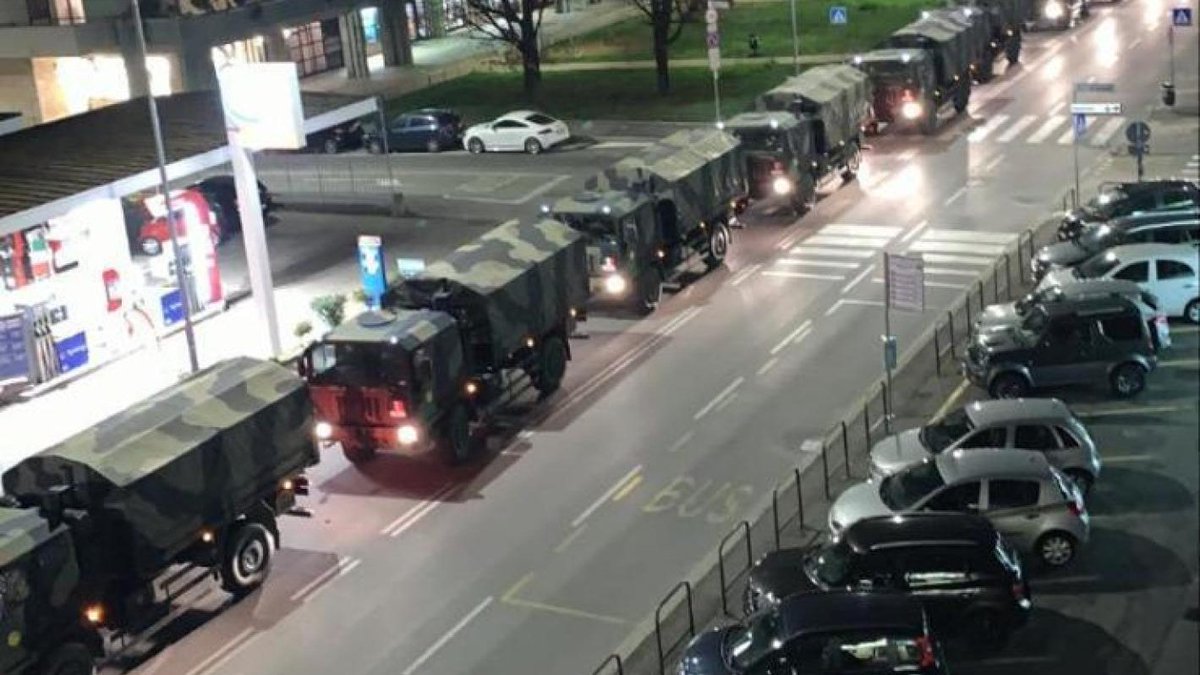 Tv2000.it (@tv2000it) on Twitter photo 🔴#18marzo 2020 il giorno in cui a #Bergamo sfilavano i camion militari con le bare dei morti di #Covid
Oggi #GiornataNazionaleVittimeCovid cerimonia in ricordo, presenti il commissario europeo <a href="/PaoloGentiloni/">Paolo Gentiloni</a> e Franco Locatelli, pres. Consiglio superiore di sanità
<a href="/vinmorgante/">Vincenzo Morgante</a> 🔴#18marzo 2020 il giorno in cui a #Bergamo sfilavano i camion militari con le bare dei morti di #Covid
Oggi #GiornataNazionaleVittimeCovid cerimonia in ricordo, presenti il commissario europeo <a href="/PaoloGentiloni/">Paolo Gentiloni</a> e Franco Locatelli, pres. Consiglio superiore di sanità
<a href="/vinmorgante/">Vincenzo Morgante</a>