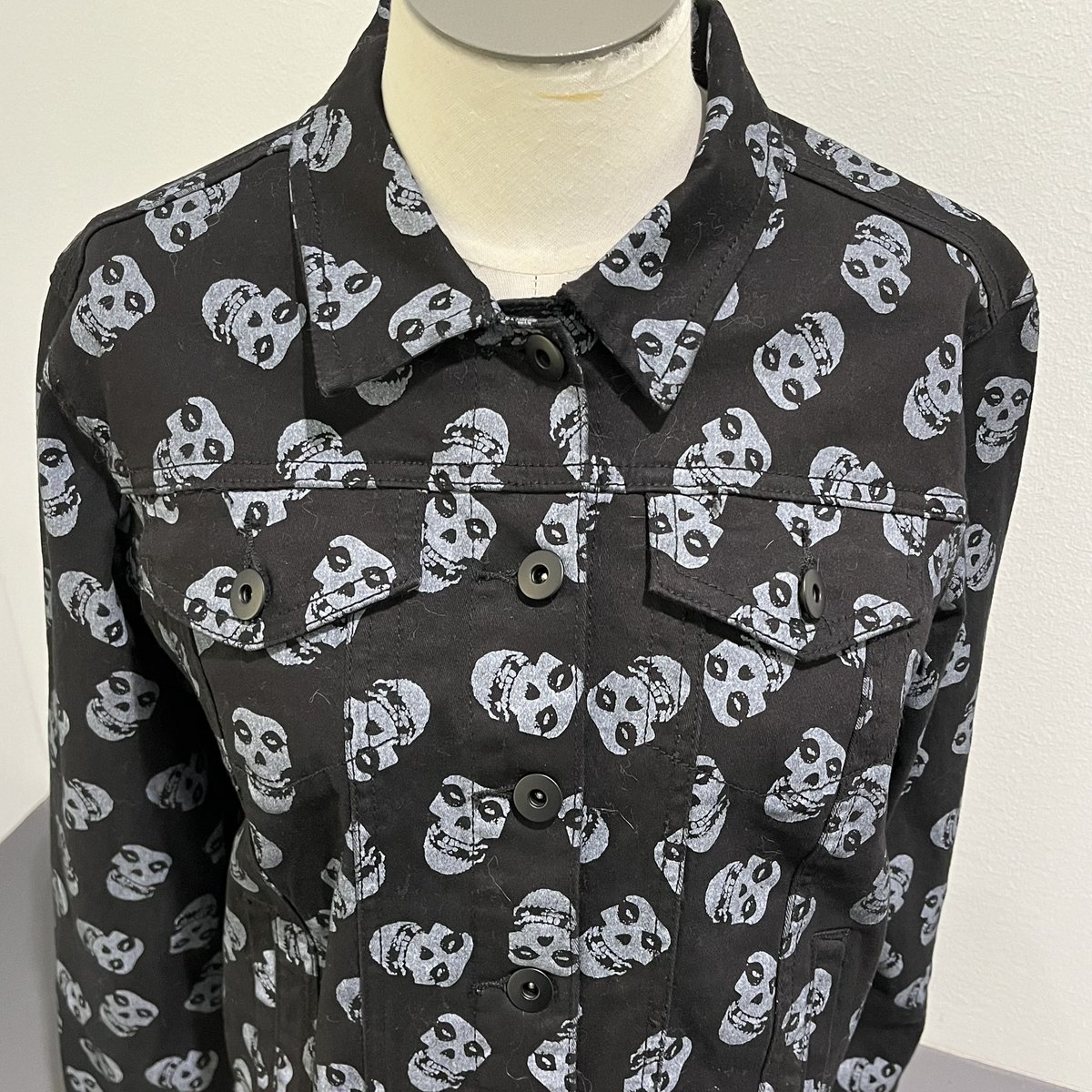 MDMaisonShopATX's tweet photo. It’s time to move this jacket on, I just don’t wear it and I’m sure someone else will love it. Now on @depop 🩶
https://t.co/dJ2ujsgih8 🖤 #Depop #DepopSeller #DepopShop #IronFist #Misfits #SmallBusiness #LinkInBio https://t.co/jE9uT1S9fU