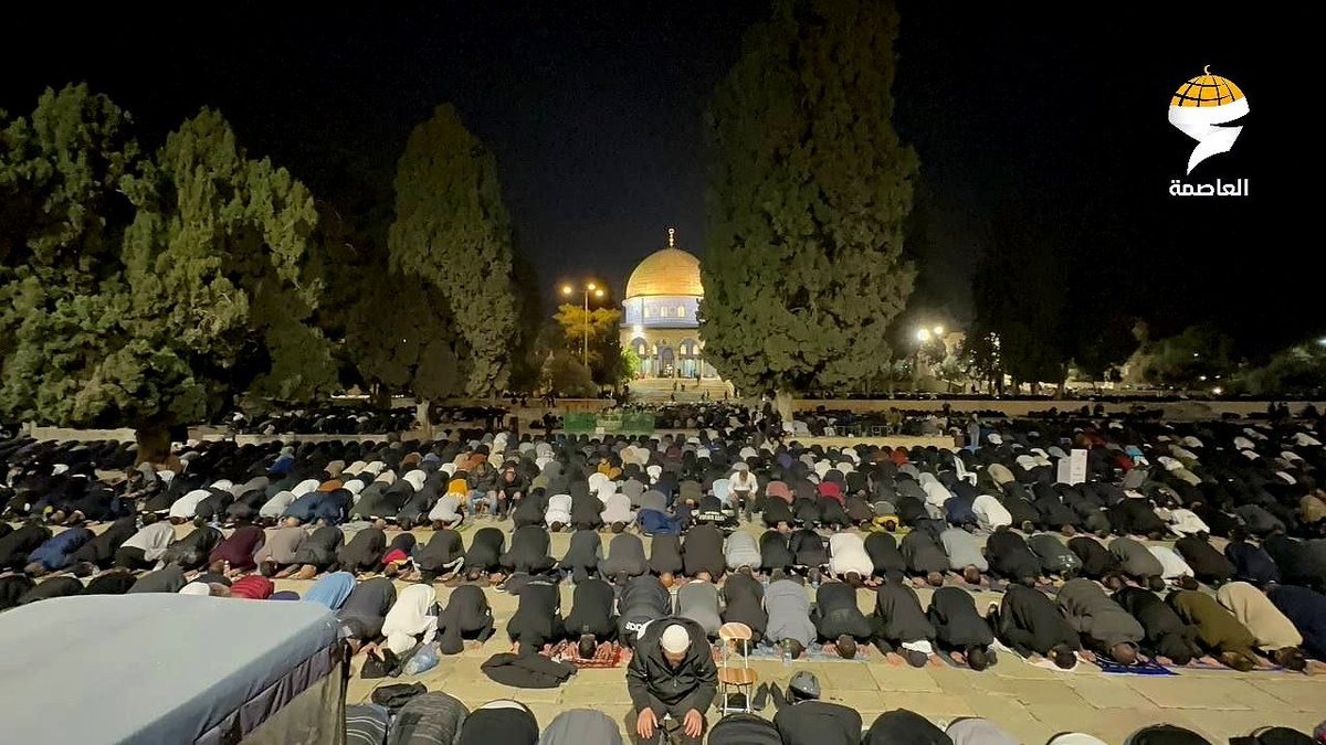 numanmazlan's tweet photo. Meredah sekatan penjajah Zionis, puluhan ribu menunaikan solat Isyak dan Tarawih di Masjid Al-Aqsa. https://t.co/jvVDw6gbis