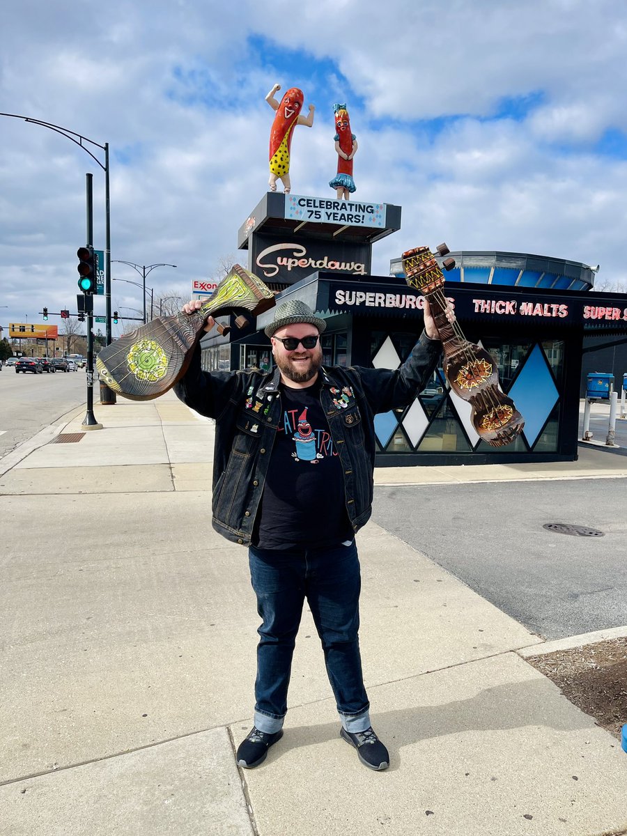 Sunday is for a quick trip south for Witco and a stop at the best hot dog spot in the world, @superdawgdrivein with OUR Superdogs 😄🌭🗿🐶

(Thanks @snakes_on_a_blaine for the hookup!)

#tiki #tikitime #witco #chicago #hotdog #superdawg #midwestisbest #thenblacklagoonroom