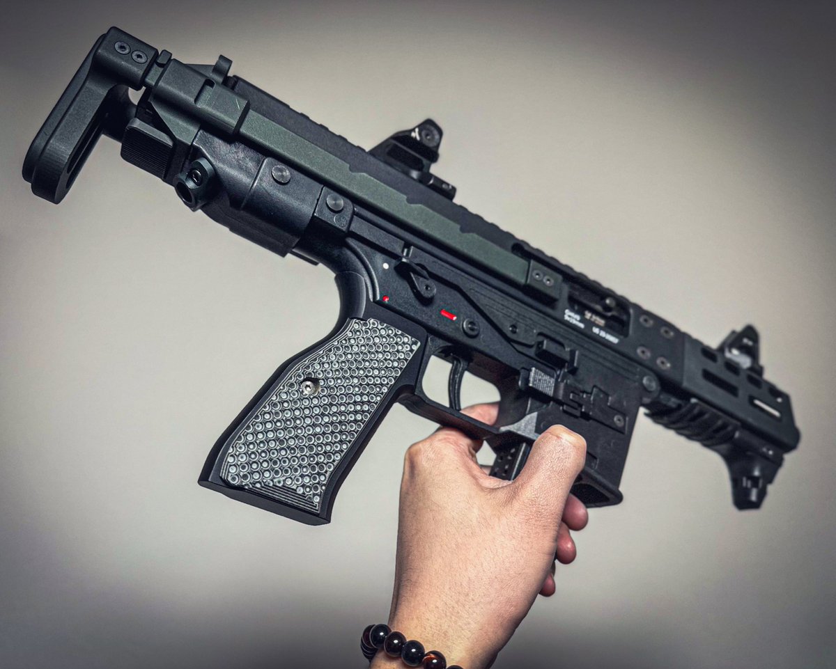 janedoe_cz75's tweet photo. ◾️Driven Arms CZ Shadow2 Adapter

CZ75系グリップを装着できるARグリップ
をラムダディフェンスのB&T GHM9-Gに装着！😌そして更に『LOKGRIPSのCZ Shadow 2 Palm Swell Bogies』を装備

やはり握り慣れてるグリップは良い🙆

#drivenarms #lokgrips #cz #czusa #czub #Ceskazbrojovka #czguns #b_t #GHM9 #LambdaDefence #czshadow2