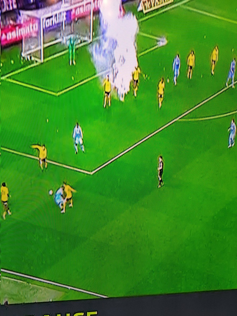 hakancendik's tweet photo. @Fenerbahce Yediğimiz golde faul nerede 
0ldu ! Frikik nereden kullanıldı.. Baraj da en kısa iki oyuncusu var.. https://t.co/pl01D7ELOe