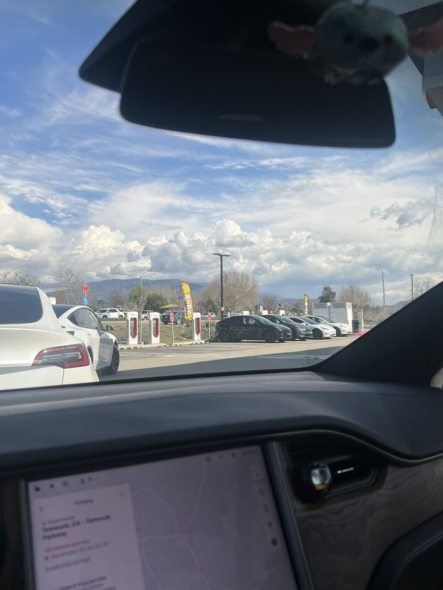 Iosth0pe's tweet photo. Really @Tesla wtf is this bs?? 4 stalls out of order? This is bs https://t.co/a2YhgN7puF