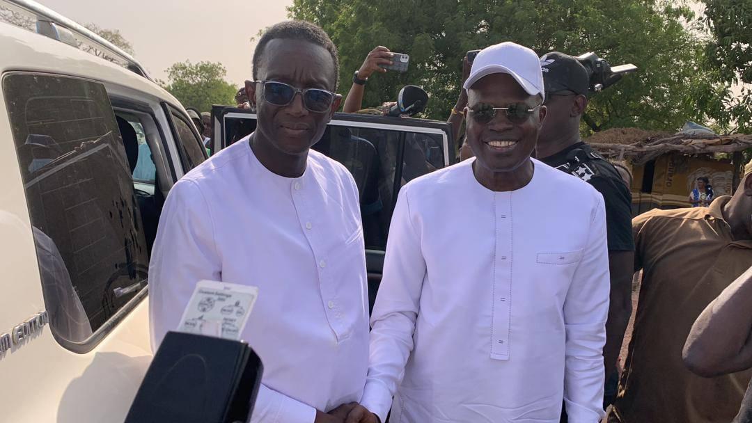 PlanPse's tweet photo. 🇸🇳LA ROUTE DE VELINGARA , THÉÂTRE DE L'ÉLÉGANCE POLITIQUE : ACCOLADE ENTRE AMADOU BA ET KHALIFA SALL .

✅️Au cœur de la fièvre électoraliste qui précède l'élection présidentielle du 24 mars, un moment d'exception s'est produit sur la route de Velingara, illustrant la noblesse de la politique dans ses plus belles parures. Amadou Ba et Khalifa Sall, deux candidats de premier plan dans la course à la présidence, se sont rencontrés par hasard. Au lieu de la froideur ou de la distance que l'on pourrait attendre de concurrents en pleine campagne, leur interaction a été marquée par une chaleur et un respect mutuel exemplaires.

✅️Ils se sont arrêtés, descendus de leur véhicule et se sont échangé une accolade, symbolisant non seulement un respect personnel mais aussi le respect des principes démocratiques qui sous-tendent leur lutte pour la présidence. Cette poignée de main entre adversaires, loin de l'arène politique agitée, a servi de puissant rappel que l'adversité politique n'est pas synonyme d'animosité personnelle.

✅️Dans leur conversation, ils ont partagé des rires et des perspectives, non pas comme des adversaires, mais comme des collègues animés par un but commun : le progrès et le bien-être de leur nation. Leur attitude illustre la maturité politique et la compréhension profonde que, malgré leurs différences idéologiques, ils partagent une responsabilité commune envers leur pays.

✅️Cet échange entre Amadou Ba et Khalifa Sall devrait servir de modèle à tous les politiciens, non seulement dans leur pays mais aussi à travers le monde. Il démontre que même dans le contexte de compétition le plus fervent, il est possible de maintenir l'intégrité, le respect mutuel et la cordialité. L'adversité politique est une composante inévitable de la démocratie, mais elle ne doit jamais se transformer en inimitié personnelle.

✅️Cet événement montre aussi l'importance de l'expérience et de la sagesse dans la gestion des affaires de l'État. La capacité de mettre de côté les rivalités pour le bien commun est la marque d'un véritable homme d'État. Amadou Ba et Khalifa Sall ont ainsi démontré qu'au-delà de la lutte pour le pouvoir, il y a un engagement plus profond envers les principes démocratiques et le respect de l'adversaire.

✅️Dans une époque où les divisions politiques semblent de plus en plus insurmontables, cet exemple de dignité et de respect mutuel est un rappel salutaire que, même dans le feu de la compétition, l'humanité et la solidarité doivent primer. Amadou Ba et Khalifa Sall ont incarné cette leçon de manière exemplaire, posant un jalon important pour la culture politique de leur pays et offrant une inspiration à la communauté internationale.
#Leadership #Sénégal
#NdamAmadouBaMoyNdamSN 
#freesenegal #SunuElection2024
#ProspéritéPartagée 
#VoteAmadouBa #SénégalÉmergent
#EnsemblePourDemain 
#ABMoyNiveauBi 
#SenegalVote 
#MooJaraWoolu
#amadouba5president
#VotezUtile
#VotezPourLeSénégal 
#VotezAmadouBa
#AmadouBa2024
#AmadouBa 
#NdamBa 
#2mitv45 
#AB5