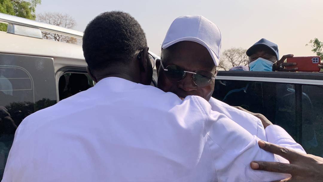 PlanPse's tweet photo. 🇸🇳LA ROUTE DE VELINGARA , THÉÂTRE DE L'ÉLÉGANCE POLITIQUE : ACCOLADE ENTRE AMADOU BA ET KHALIFA SALL .

✅️Au cœur de la fièvre électoraliste qui précède l'élection présidentielle du 24 mars, un moment d'exception s'est produit sur la route de Velingara, illustrant la noblesse de la politique dans ses plus belles parures. Amadou Ba et Khalifa Sall, deux candidats de premier plan dans la course à la présidence, se sont rencontrés par hasard. Au lieu de la froideur ou de la distance que l'on pourrait attendre de concurrents en pleine campagne, leur interaction a été marquée par une chaleur et un respect mutuel exemplaires.

✅️Ils se sont arrêtés, descendus de leur véhicule et se sont échangé une accolade, symbolisant non seulement un respect personnel mais aussi le respect des principes démocratiques qui sous-tendent leur lutte pour la présidence. Cette poignée de main entre adversaires, loin de l'arène politique agitée, a servi de puissant rappel que l'adversité politique n'est pas synonyme d'animosité personnelle.

✅️Dans leur conversation, ils ont partagé des rires et des perspectives, non pas comme des adversaires, mais comme des collègues animés par un but commun : le progrès et le bien-être de leur nation. Leur attitude illustre la maturité politique et la compréhension profonde que, malgré leurs différences idéologiques, ils partagent une responsabilité commune envers leur pays.

✅️Cet échange entre Amadou Ba et Khalifa Sall devrait servir de modèle à tous les politiciens, non seulement dans leur pays mais aussi à travers le monde. Il démontre que même dans le contexte de compétition le plus fervent, il est possible de maintenir l'intégrité, le respect mutuel et la cordialité. L'adversité politique est une composante inévitable de la démocratie, mais elle ne doit jamais se transformer en inimitié personnelle.

✅️Cet événement montre aussi l'importance de l'expérience et de la sagesse dans la gestion des affaires de l'État. La capacité de mettre de côté les rivalités pour le bien commun est la marque d'un véritable homme d'État. Amadou Ba et Khalifa Sall ont ainsi démontré qu'au-delà de la lutte pour le pouvoir, il y a un engagement plus profond envers les principes démocratiques et le respect de l'adversaire.

✅️Dans une époque où les divisions politiques semblent de plus en plus insurmontables, cet exemple de dignité et de respect mutuel est un rappel salutaire que, même dans le feu de la compétition, l'humanité et la solidarité doivent primer. Amadou Ba et Khalifa Sall ont incarné cette leçon de manière exemplaire, posant un jalon important pour la culture politique de leur pays et offrant une inspiration à la communauté internationale.
#Leadership #Sénégal
#NdamAmadouBaMoyNdamSN 
#freesenegal #SunuElection2024
#ProspéritéPartagée 
#VoteAmadouBa #SénégalÉmergent
#EnsemblePourDemain 
#ABMoyNiveauBi 
#SenegalVote 
#MooJaraWoolu
#amadouba5president
#VotezUtile
#VotezPourLeSénégal 
#VotezAmadouBa
#AmadouBa2024
#AmadouBa 
#NdamBa 
#2mitv45 
#AB5