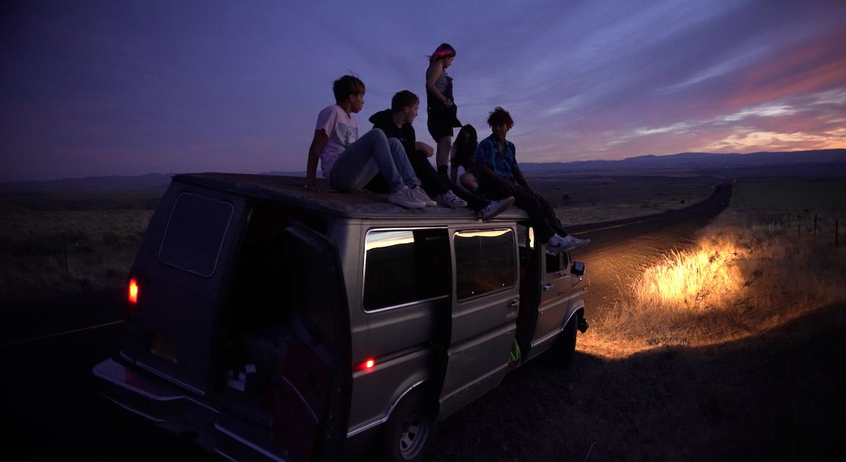 reverse_shot's tweet photo. The Ross bros' euphoric GASOLINE RAINBOW is "a film in dialogue with the mainstays of this American genre: Kerouac and Tom and Huck, Badlands and Springsteen and Lana Del Rey videos." @MarkAschParody on #FirstLook2024's closing film 2nite @MovingImageNYC.
https://t.co/cX1BQoihbs https://t.co/U30H2AlnxZ