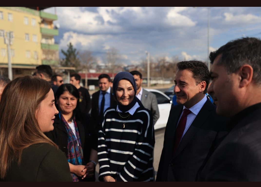 MeralKahrmn's tweet photo. Genel Başkanımız Sayın @alibabacan ve değerli eşi @zeynep__babacan hiç durmadan,yorulmadan bu ülke için çalışıyorlar. Bizlerde hiç durmadan çalışmaya söz verdik. Bismil, Çınar, Mardin’de halkımızla buluştuk. #Devaolsun @alibabacan @zeynep__babacan https://t.co/Hwe484m6Cv