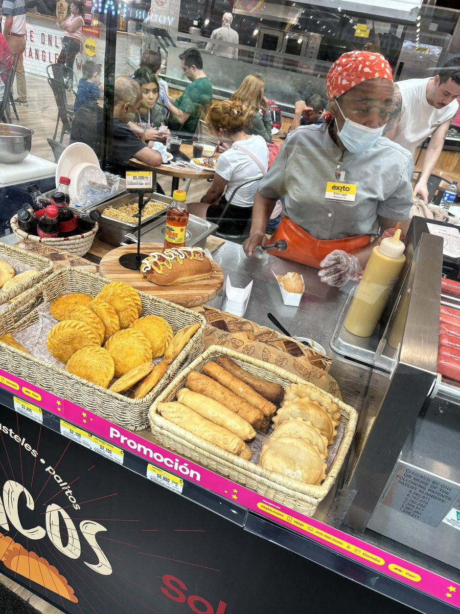 CHZitro's tweet photo. @Grupo_Exito @ministeriosalud #medellin #exitolaureles hoy 17.03.2024 supermercado prestigioso no tenga cubierto los alimentos cubiertos y que no se preocupe por la salud de los consumidores. @almacenesexito https://t.co/SQvGLvErSu