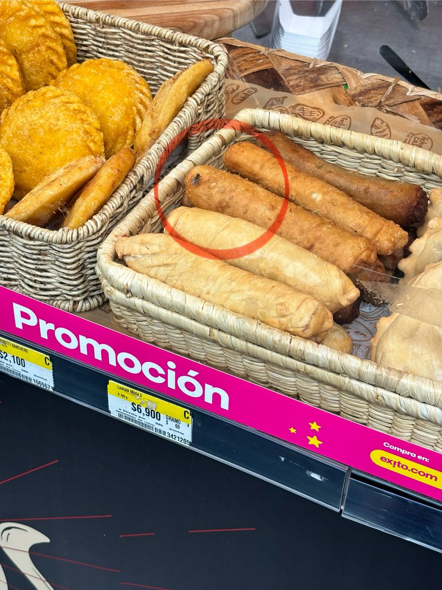 CHZitro's tweet photo. @Grupo_Exito @ministeriosalud #medellin #exitolaureles hoy 17.03.2024 supermercado prestigioso no tenga cubierto los alimentos cubiertos y que no se preocupe por la salud de los consumidores. @almacenesexito https://t.co/SQvGLvErSu
