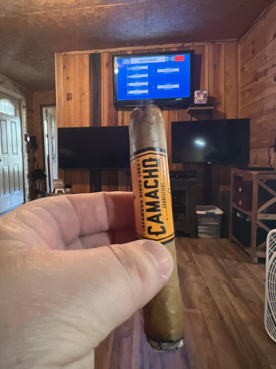 Selection Sunday time and The Mixologist is at it again with a March Madness Tropical Fun Juice along with a Camacho Connecticut gifted to me by my good brother @sctworthy. Thank you! Salud Fam! #SelectionSunday