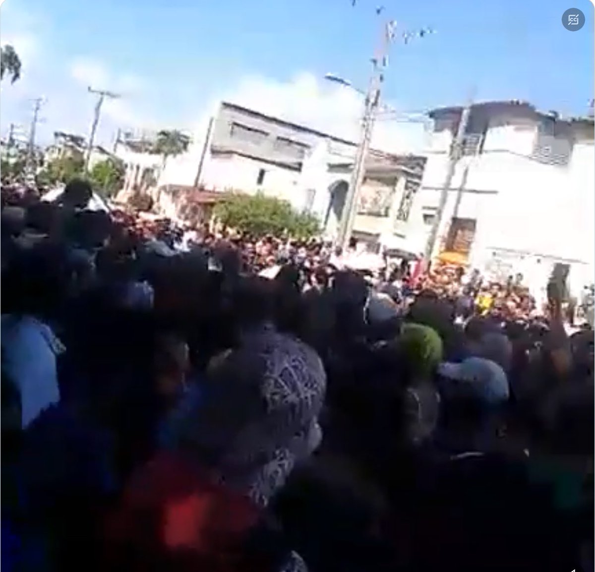 Protestas en varios repartos de Santiago de Cuba. Llamado a los militares y paramilitares para que no alcen sus armas ni actúen contra el pueblo. Se pide a los cubanos que USEN MÁSCARAS o PAÑUELOS para cubrirse el rostro. #SOSCUBA #CambioDeSistema #PatriayVida #CubaPaLaCalle