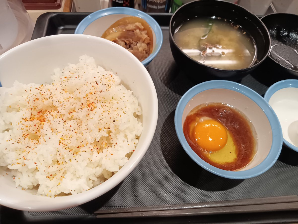takes4949's tweet photo. 月曜松屋の楽しみ。ミニ牛皿がいつもより良い🐮我々の業界は午前勝負なので、特盛ライスはマストです。夜中の強風であんまり眠れてないですが、今日もやってくぞー✊ https://t.co/wL4wqTiSI4