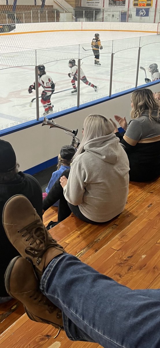 Got to see <a href="/ChristiFriesen/">𝓒𝓱𝓻𝓲𝓼𝓽𝓲</a>’s famous dewalt air horn in person 🏒