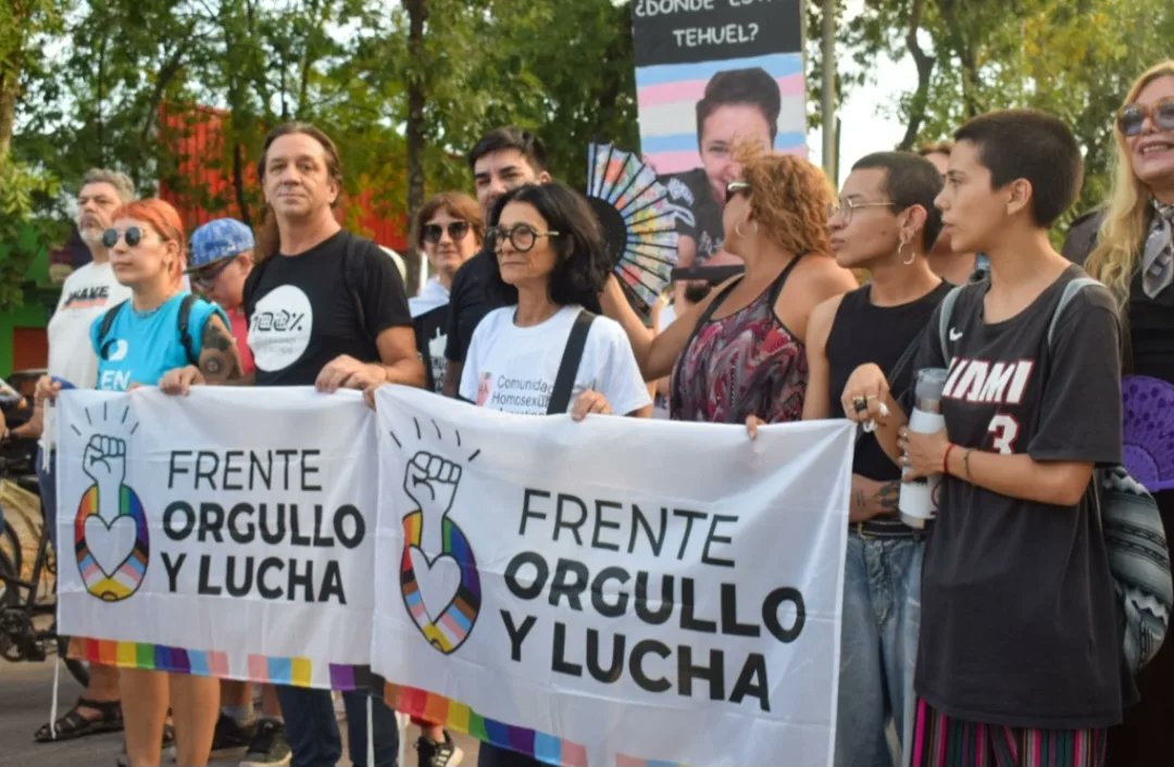 CHAArgentina's tweet photo. ¡Verdad y Justicia por Tehuel de la Torre!
Imagenes: Lobo @orgulloylucha
#justiciaportehuel #orgulloylucha #lasvidastransimportan
#dondeestatehuel #cha https://t.co/KrvJ2FvWmN
