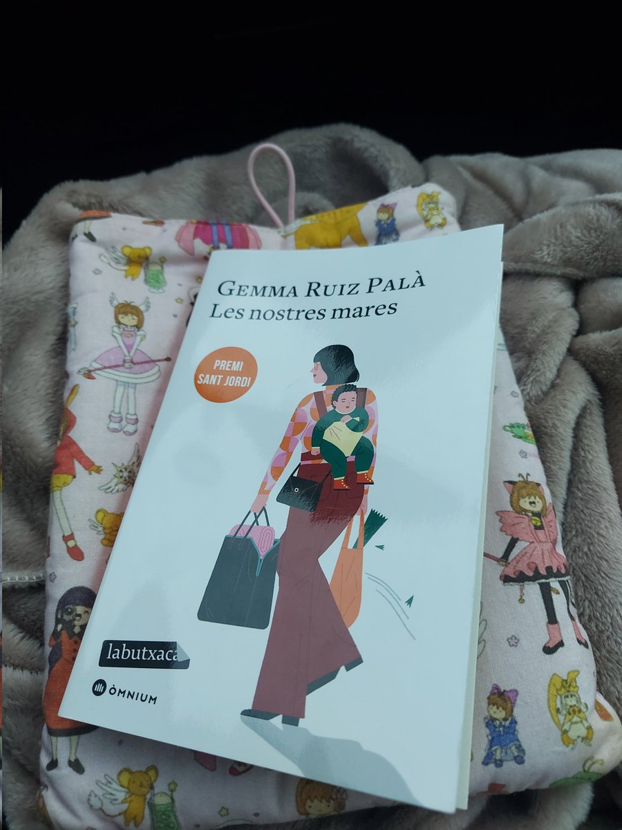 MartaEscobarPou's tweet photo. Nova lectura "Les nostres mares" de Gemma Ruiz Palà (@gemmaruiz_) amb ganes i il·lusió de endinsar-me en aquesta lectura. https://t.co/TgoeJvbQYh