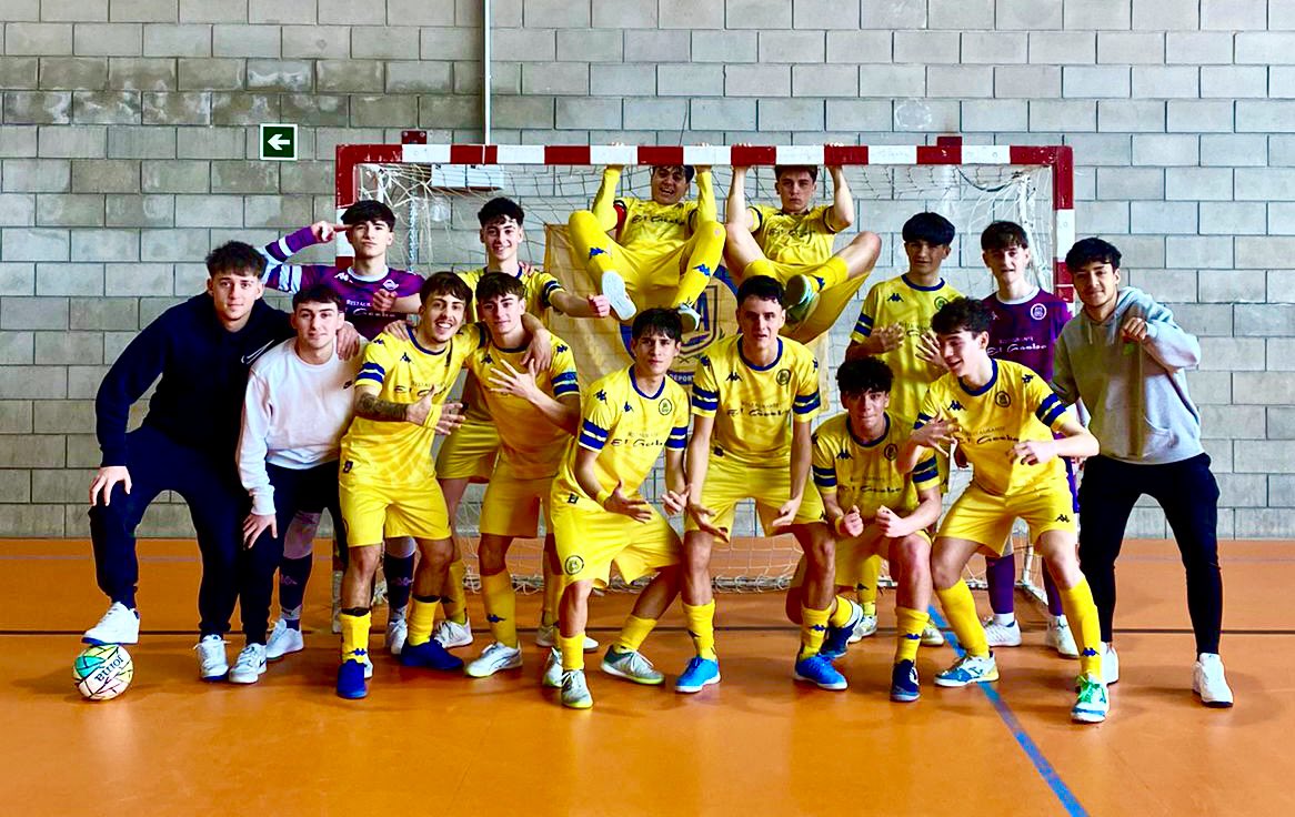 sanchez_ullen's tweet photo. Buena victoria del #JDH ante @AAPilaristasFS que se cerró en la segunda mitad gracias a un buen trabajo defensivo y a una mejor toma de decisiones de cara a gol. Seguimos!! 🚀🤜🤛
#123Alcorcón 💛 #Rober99 🧤
#SomosEquipo 💪 https://t.co/w0iUGFUBE1