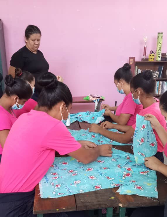 Derecho_paz's tweet photo. Las adolescentes de la Entidad de Atención San Carlos, ubicada en estado Cojedes reciben formación de oficio en el área textil. 
#RevolucionPenitenciaria #VenezuelaDecideElFuturo https://t.co/jAxL5O09yC