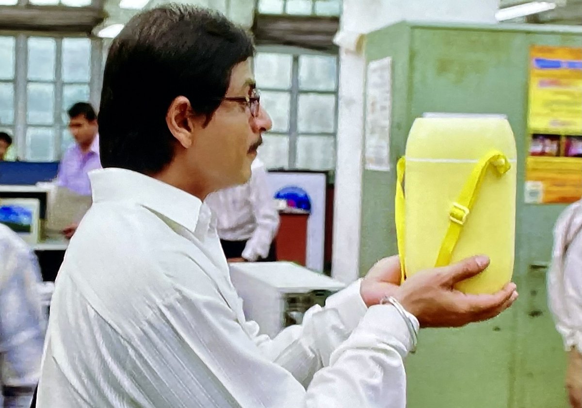 LauriMinna's tweet image. Surinder’s precious moment, lunch made by his wife Taani🥰🧡🧡
Poor guy carrying the tiffin box like it’s Holy Grail😊🧡
#RNBDJ