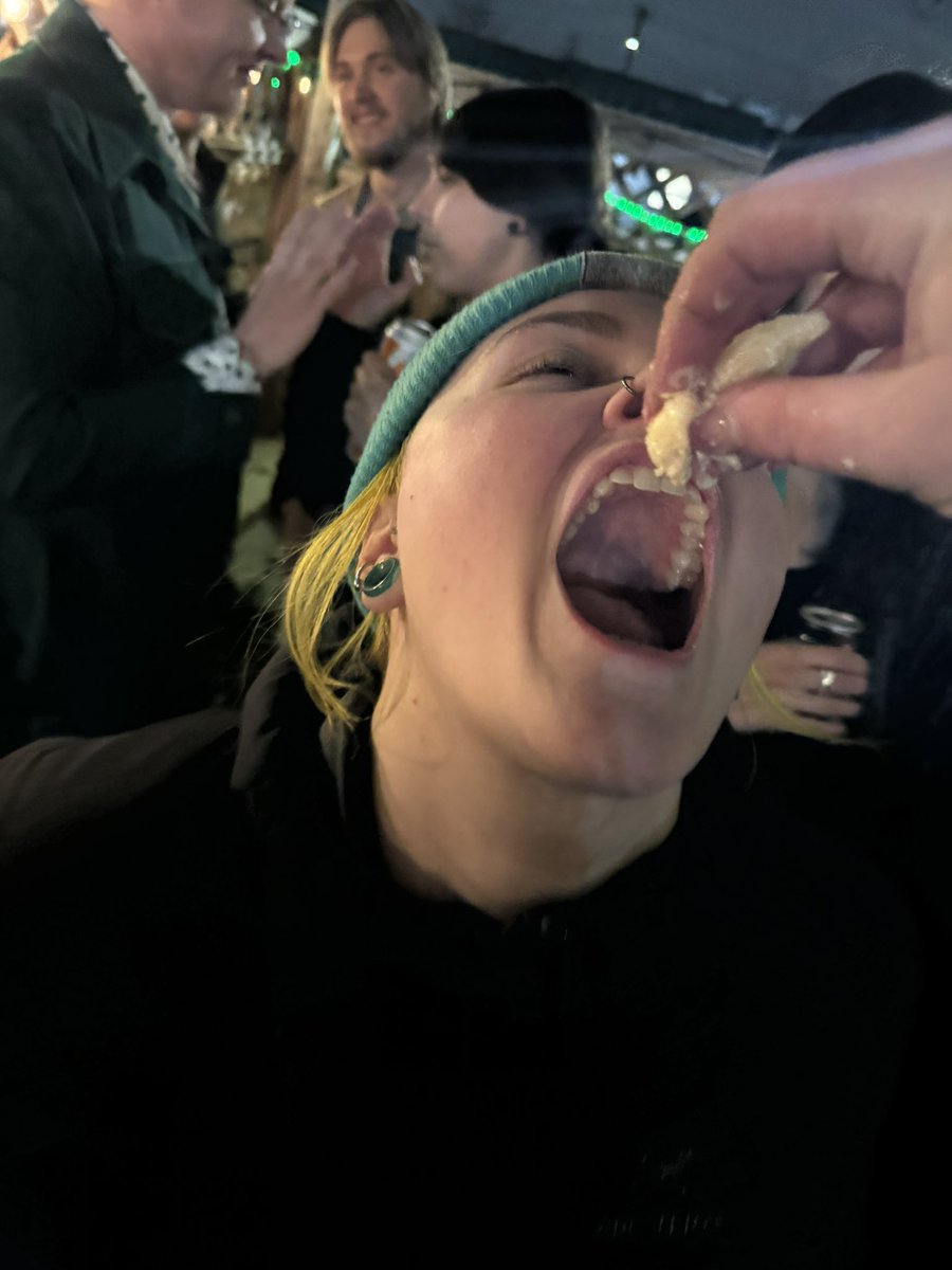 _egg_tit's tweet photo. Fists full of Mac n cheese at the dive bar queen?👉👈 https://t.co/qKsme82A4H