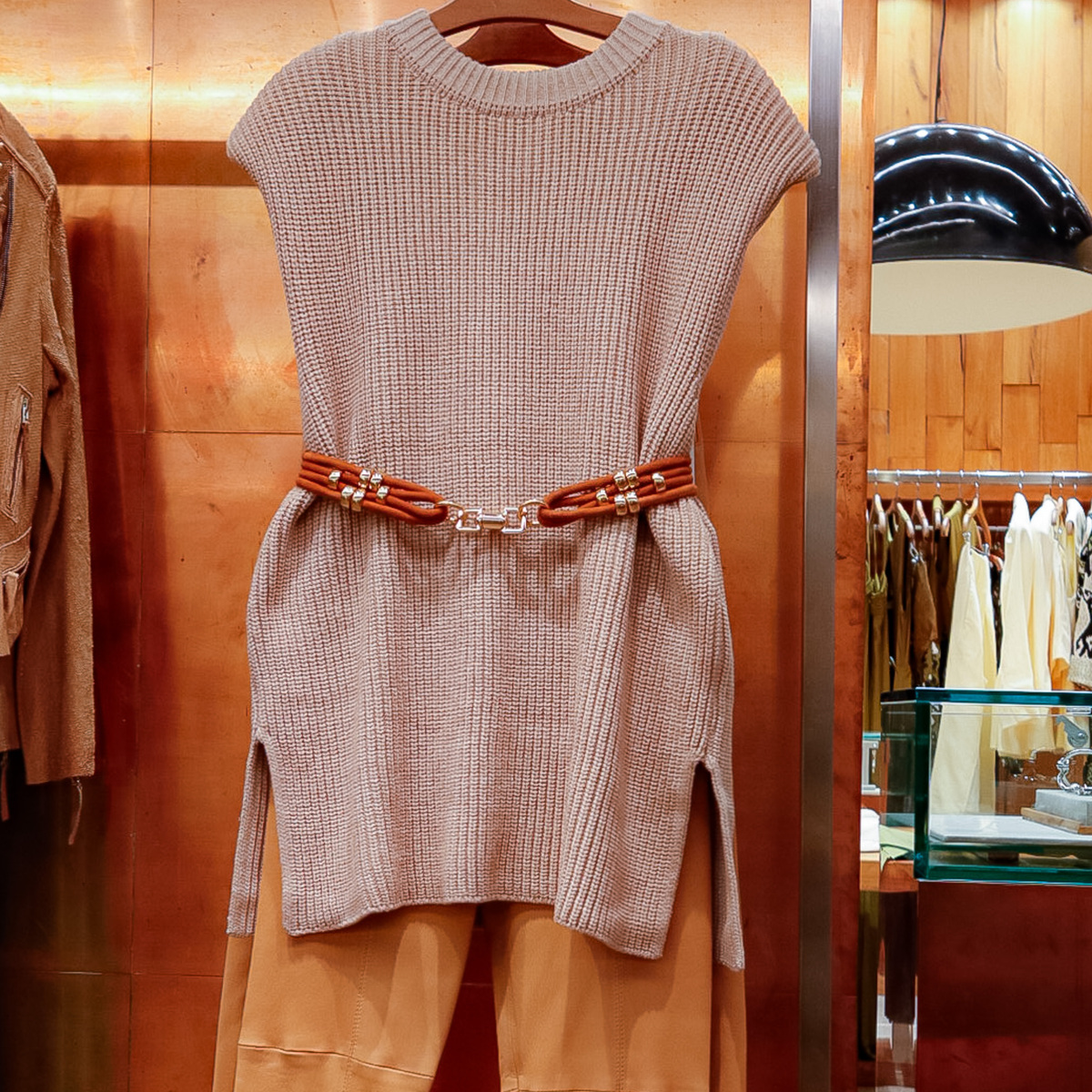 BHShopping's tweet image. 🍂 O outono não é sempre igual. Confira um pouquinho das novas coleções já disponíveis em nossas lojas para arrasar nas suas composições👗👖:

1 - Le Lis Blanc
2 - Maria Filó
3 - Animale
4 - Lúmini

#BHSHopping #ModaOutono