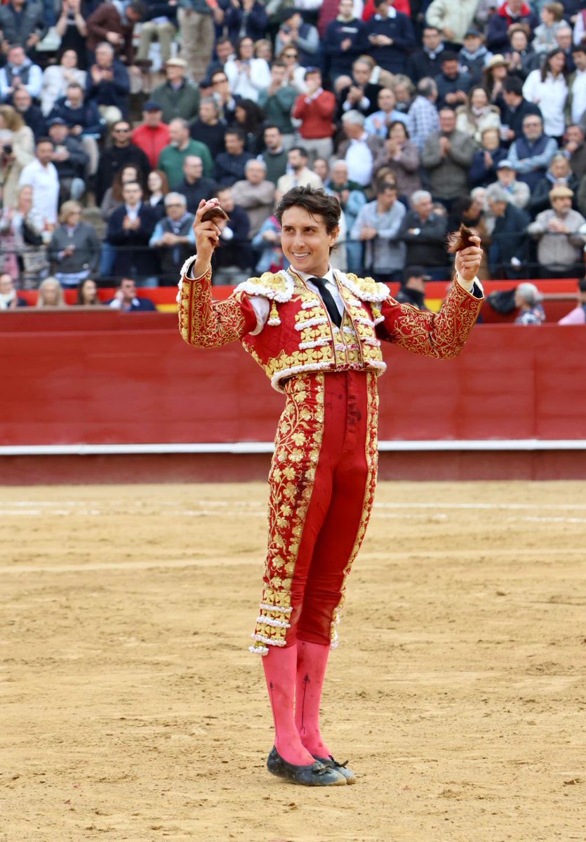 RocaRey's tweet photo. 🤩Las primeras fotos del enorme triunfo de Andrés Roca Rey frente al primero de su lote en @plazadevalencia 

📸Antonio Vigueras 

#fotos #triunfo #valencia #dosorejas https://t.co/vPFDEhDAuv
