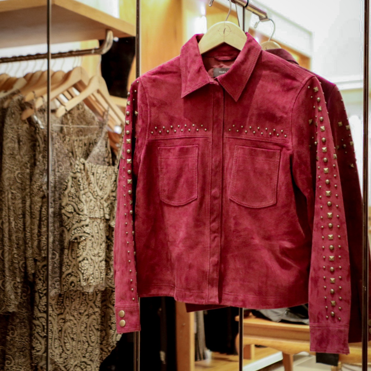 BHShopping's tweet image. 🍂 O outono não é sempre igual. Confira um pouquinho das novas coleções já disponíveis em nossas lojas para arrasar nas suas composições👗👖:

1 - Le Lis Blanc
2 - Maria Filó
3 - Animale
4 - Lúmini

#BHSHopping #ModaOutono