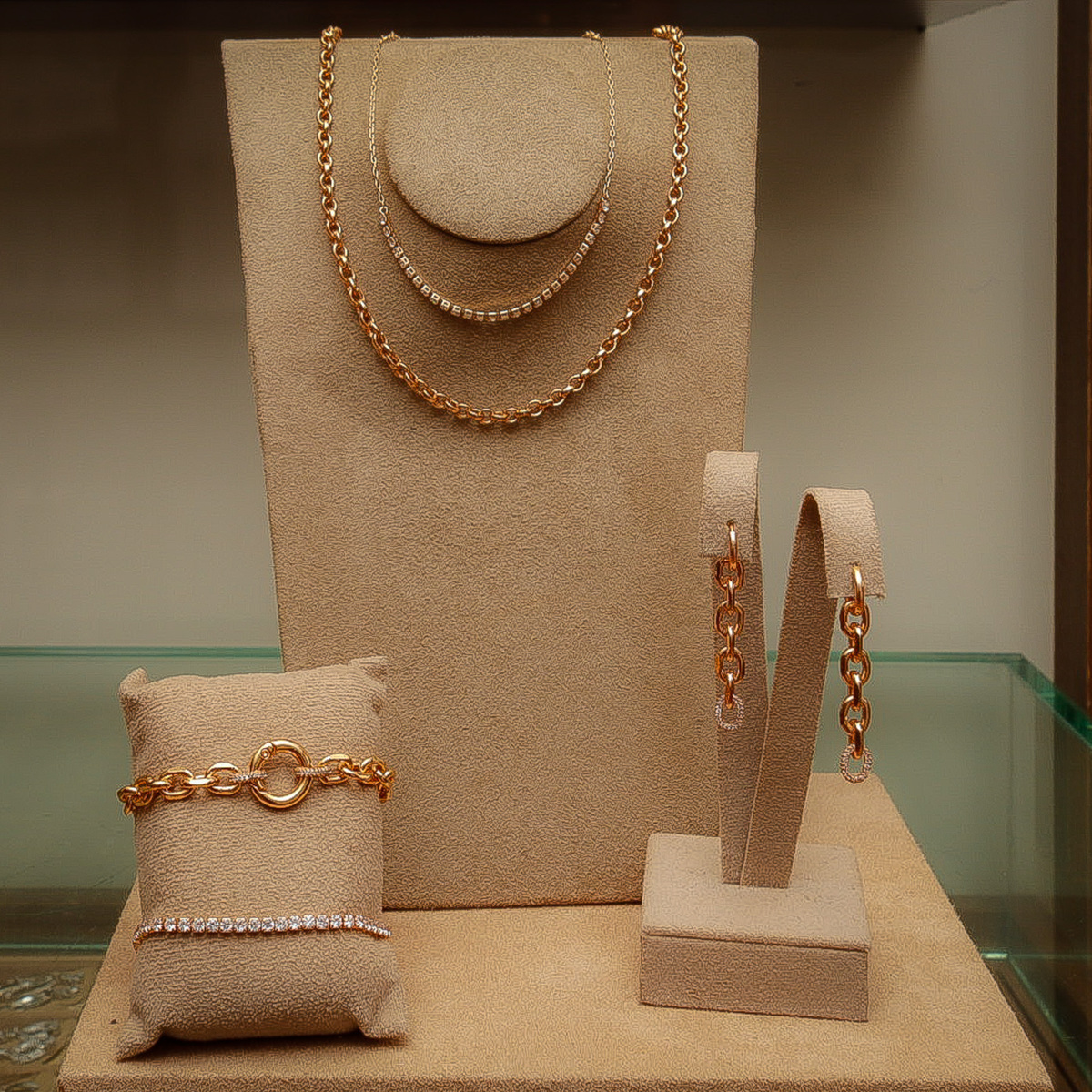 BHShopping's tweet image. 🍂 O outono não é sempre igual. Confira um pouquinho das novas coleções já disponíveis em nossas lojas para arrasar nas suas composições👗👖:

1 - Le Lis Blanc
2 - Maria Filó
3 - Animale
4 - Lúmini

#BHSHopping #ModaOutono