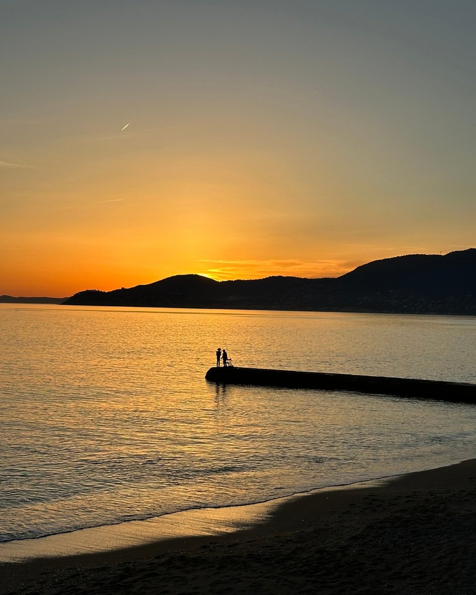 Un coucher de soleil sur la plage de Gigaro comme on les aimes ! 🌅

#lacroixvalmer #lacroixvalmertourisme #lacroixvalmer_tourisme #golfesttropez #cotedazur #visitvar #sunset #view #mediterranean #sea