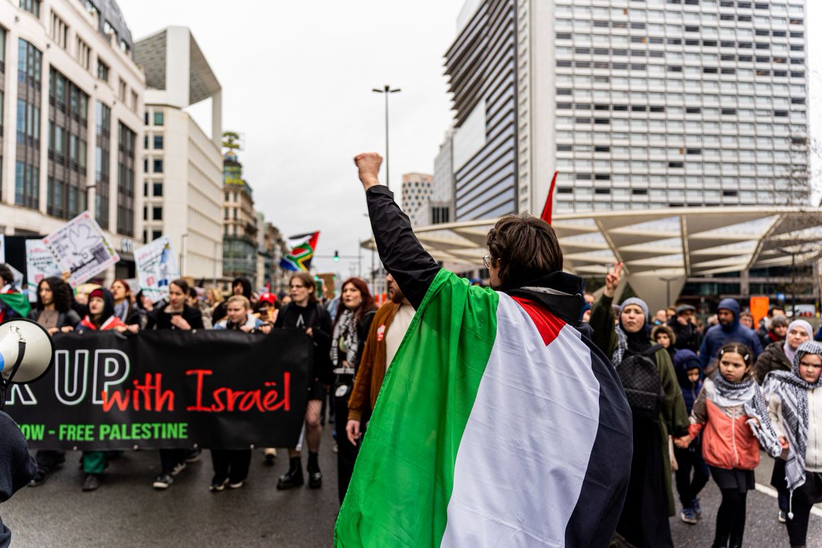 Straffe betoging in Brussel voor een staakt-het-vuren in Palestina met 30.000 deelnemers. Studenten en academici sloten aan. Het kan niet zijn dat Belgische universiteiten zich solidair verklaren, maar banden met Israëlische instellingen behouden. #BoycottIsrael #FreePalestine