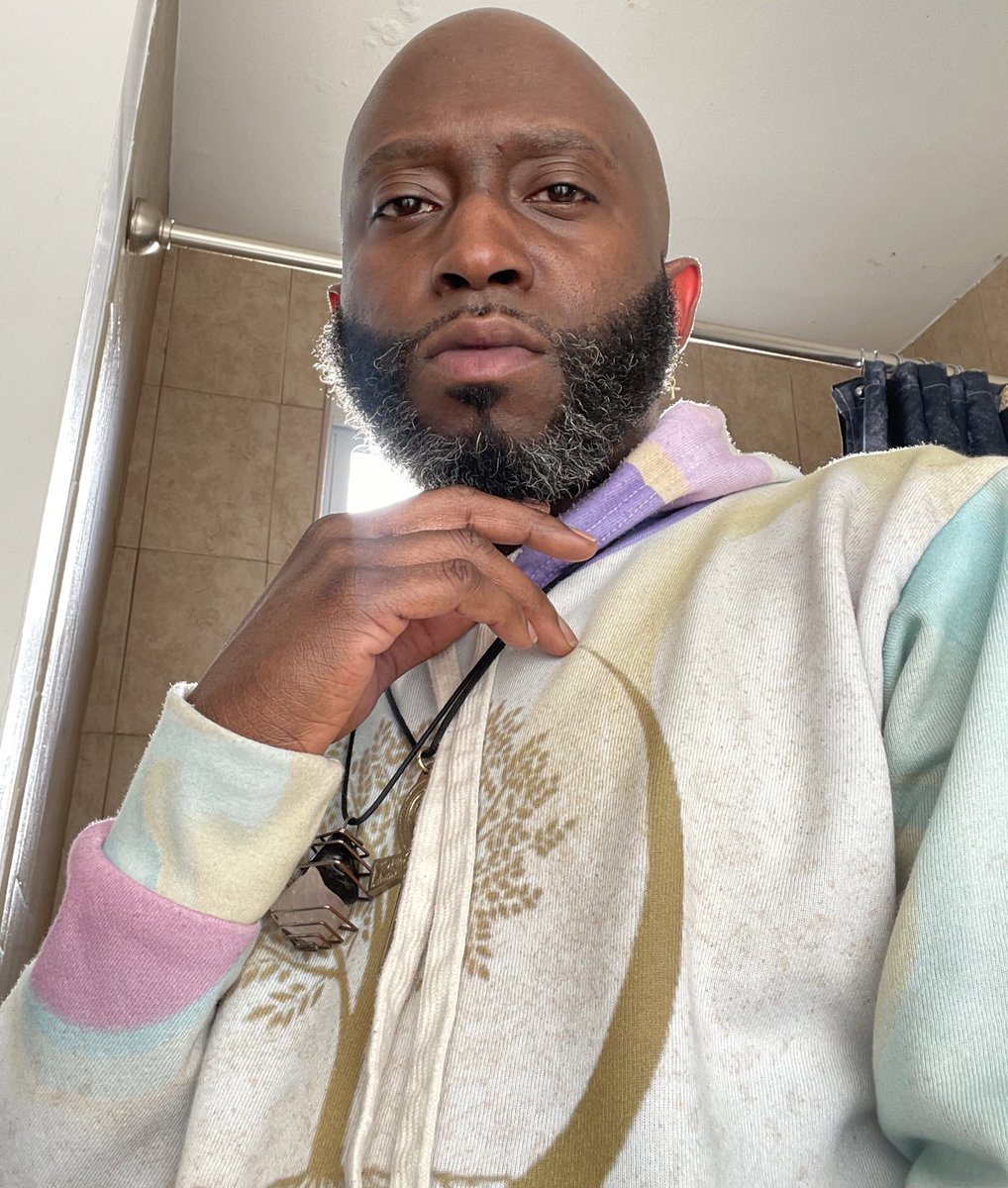 The_IZM's tweet photo. After Tio (what I call my barber) cut my hair, he flexed his muscles. When I saw myself, I agreed with him. I’m gonna go to the market just to walk around, been seen and leave. S/O to the fellow Kings who know how we do after a haircut. #ArtistBae #MeLlamoJuanDeLosSantosPerezKuti https://t.co/ShmdnXfybc