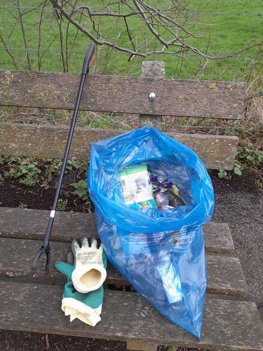 ClaireForet's tweet photo. Aujourd'hui j´ai fais un #cleanwalking durant 2h et j´ai ramassé 60L de crasses et bouteilles en verre. Deux problèmes majeurs : les canettes de bières et les mégots... #wallonie #ecologie https://t.co/cmnXG1bCXk