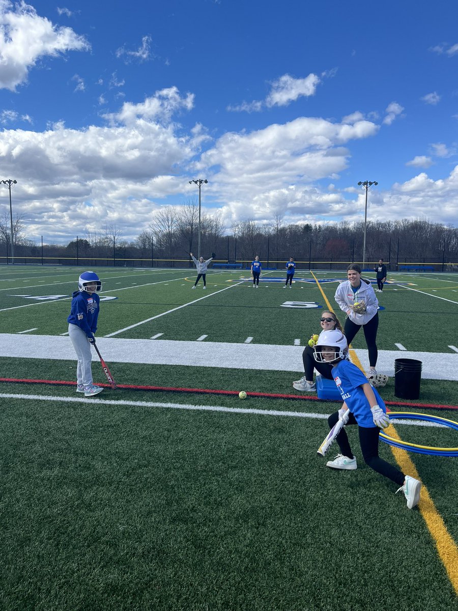 MahopacSoftball's tweet photo. Awesome day with our Youth Clinic @MahopacSchools https://t.co/oMvDBmKXiF