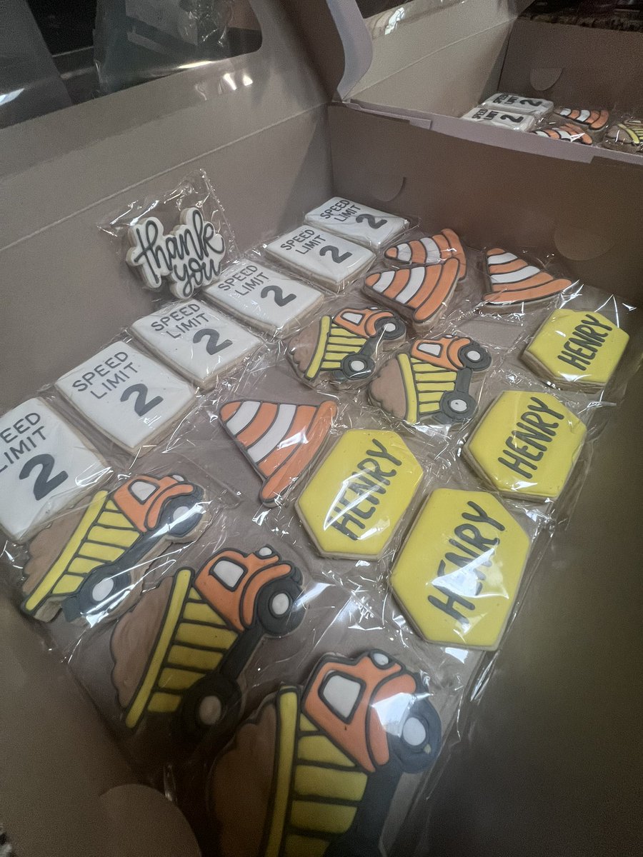 350BakeHouseCo's tweet photo. 3 dozen hand painted cookies 🚜🚧 https://t.co/40Hc46dacE