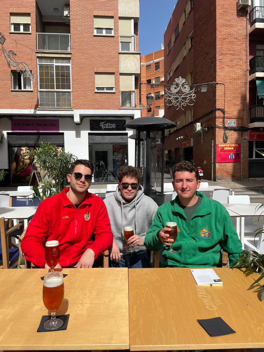 Hui a les 20.00 de la vesprada tenim nou programa de La Gira Europea.
El dia d'avui aquests reputats experts parlaran sobre l'impacte sociocultural de les falles.