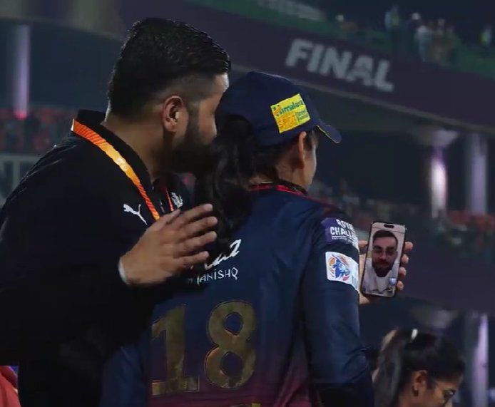 shivamkuma12546's tweet photo. 18🤝18 @imVkohli +@mandhana_smriti #RCB #cogratulationrcb #WPLFinal #rcbqueens https://t.co/Qf6X8NlTf0