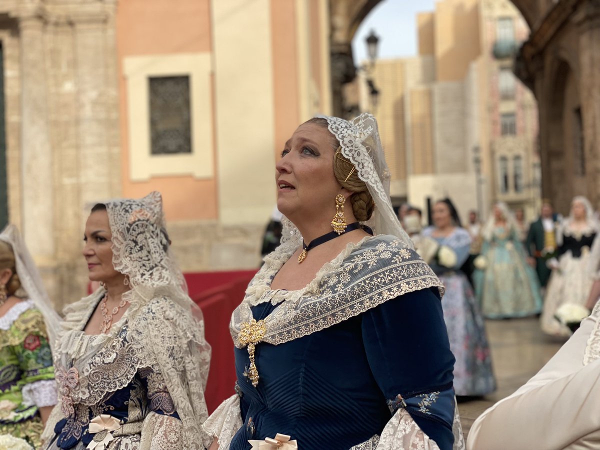 AjuntamentVLC's tweet photo. 🌷El mant de la Mare de Déu comença a tindre forma gràcies a les flors que els fallers i falleres entreguen en l’#Ofrena24 💐.

#Falles24 #SomPatrimoni #SomTradició https://t.co/7Z7jo7mV2r