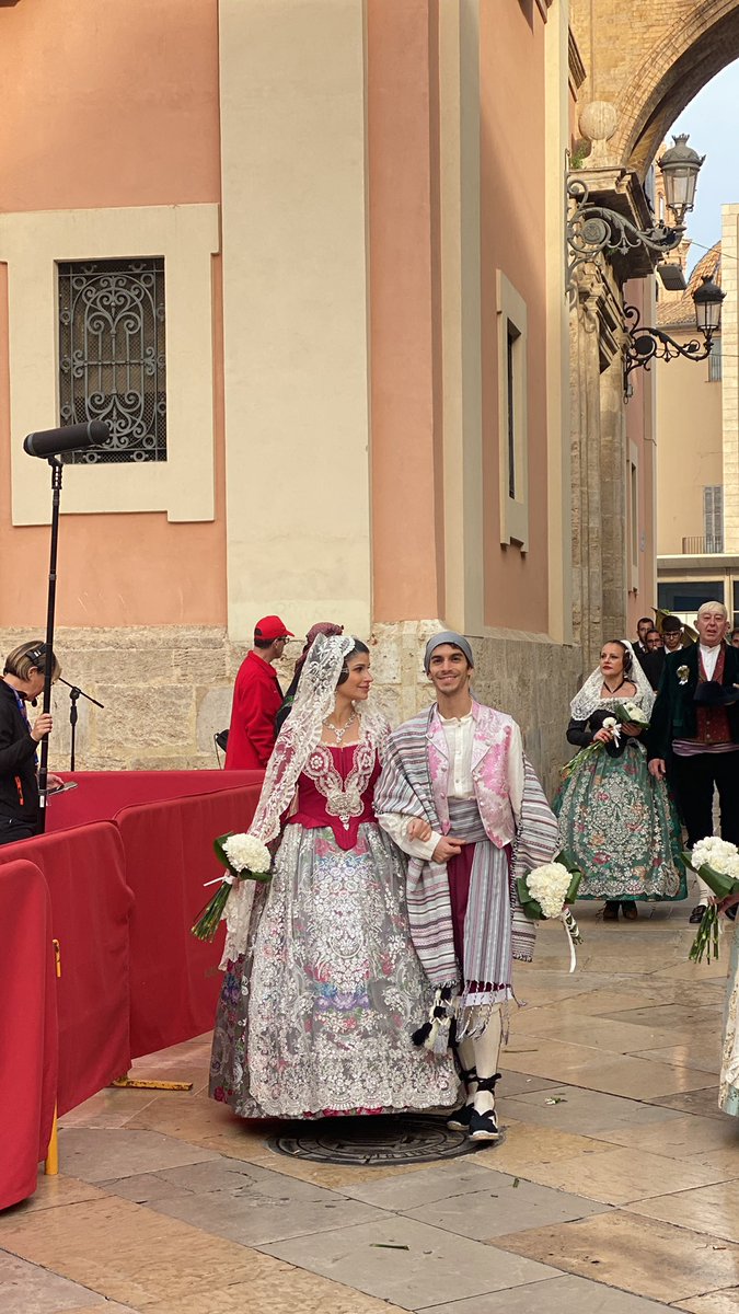 AjuntamentVLC's tweet photo. 🌷El mant de la Mare de Déu comença a tindre forma gràcies a les flors que els fallers i falleres entreguen en l’#Ofrena24 💐.

#Falles24 #SomPatrimoni #SomTradició https://t.co/7Z7jo7mV2r